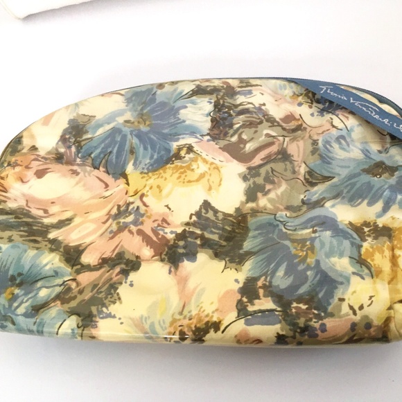 Gloria Vanderbilt Handbags - Gloria Vanderbilt Cosmetic Case